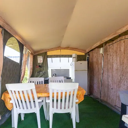 אתר קמפינג Rent-a-tent Saint Amand *